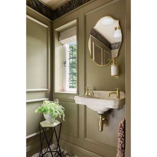In the reflection of the mirror, take a look at the beautiful, natural textile wallpaper by @the_monkeypuzzletree on the ceiling. 🌿 We love using texture to bring subtle elegance to our spaces. What do you think? 

#liftingthelid
#hitchcockspiersdesign
#cloakroomdesign
#wallpaperedceiling
#elegantinteriordesign